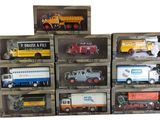de nombreux types de camions jouets dans une vitrine