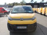 une camionnette jaune garée dans un parking