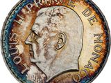 Gros plan sur une pièce de monnaie portant le visage d'un homme