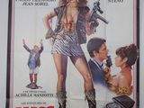 une vieille affiche de cinéma représentant une femme, un pistolet à la main