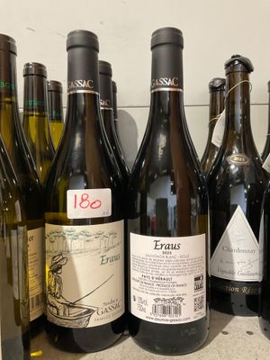 plusieurs bouteilles de vin sont alignées sur un comptoir
