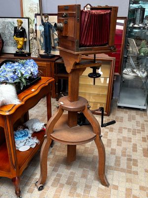 une petite table sur laquelle est posée une caméra, dans une pièce