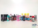 de nombreux types de produits d'entretien différents sur la table