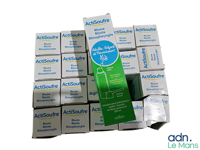 une pile de cartons d'Adesource et un carton d'Adesource