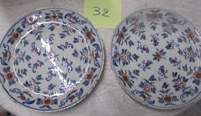 deux assiettes posées sur une table, avec une étiquette de prix