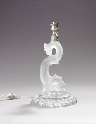 une lampe en verre posée sur une table