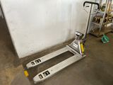 un gros plan d'un chariot élévateur dans un entrepôt