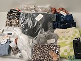 une pile de vêtements posée sur une table