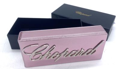 une boîte rose sur laquelle est inscrit le mot « glamour » et une boîte noire sur laquelle est inscrit le mot « glamour »