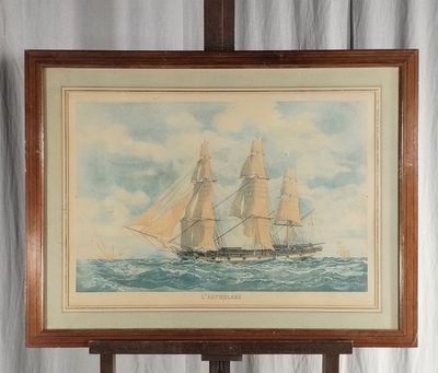 tableau représentant un voilier en pleine mer, posé sur un chevalet en bois
