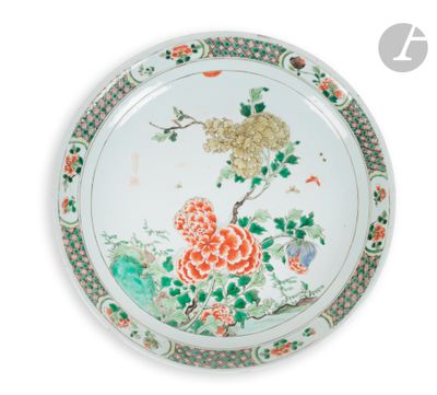 une assiette décorée de fleurs et d'oiseaux
