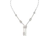 un collier en or blanc et diamants