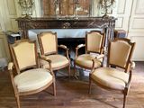 six chaises disposées devant une cheminée