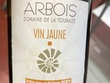 une bouteille de vin tenue par une personne