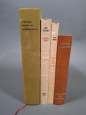 plusieurs livres sont empilés sur une table