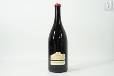 une bouteille de vin posée sur une table