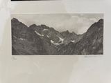 deux photographies en noir et blanc représentant des montagnes enneigées
