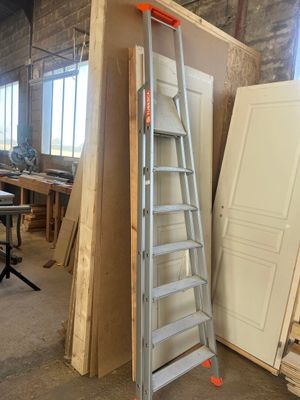 une échelle adossée au mur d'une pièce
