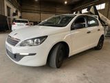 la photo d'une voiture blanche garée dans un garage