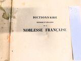un gros plan d'un livre sur lequel est collée une étiquette