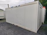 une photo d'un conteneur de stockage portable blanc dans un jardin