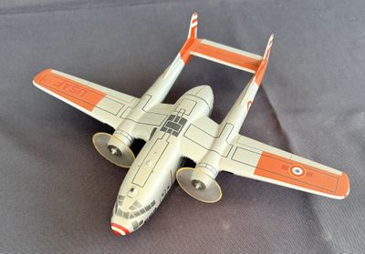 une maquette d'un chasseur de « Star Wars » posée sur une table