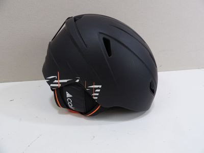 une image représentant un casque posé sur une surface blanche, avec un mur blanc en arrière-plan