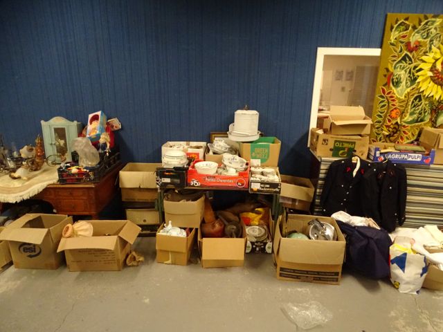 Important lot de brocante comprenant : parties de services de tab...