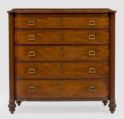 une commode en noyer avec des poignées en laiton