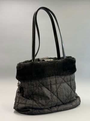sac à main noir matelassé avec doublure en simili et fermeture à glissière