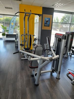 une image d'une salle de sport avec des équipements