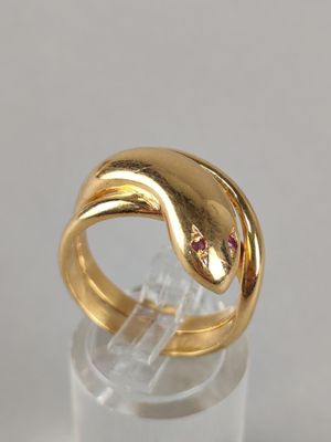 BAGUE serpent en or jaune (750/°°°), les yeux sertis de peti…