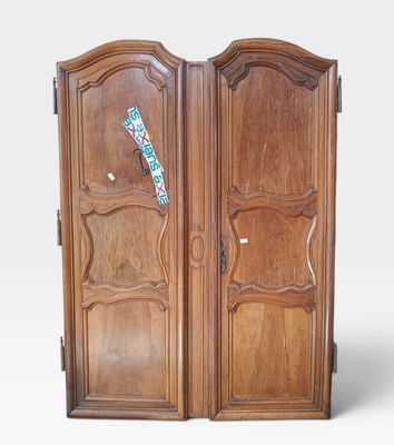 deux portes en bois ouvertes sur un fond blanc