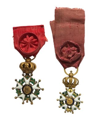 deux médailles et un ruban rouge orné d'une étoile dorée