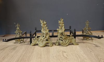 plusieurs figurines anciennes en laiton posées sur un parquet dans une pièce