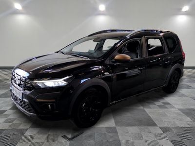 une photo d'un 4x4 noir garé dans un garage