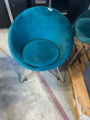 deux chaises bleues posées sur une palette en bois dans un entrepôt