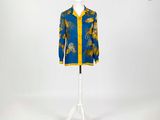 une photo d'un t-shirt bleu et jaune sur un mannequin