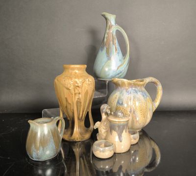 de nombreux types de vases et de pichets sur la table