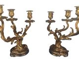 paire de candélabres anciens en laiton avec oiseaux et fleurs