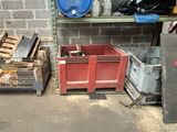 une multitude de caisses empilées dans un garage