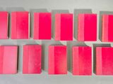 plusieurs pains de savon roses posés sur une surface blanche