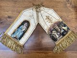 deux morceaux de tissu sur lesquels sont représentés une femme et un homme