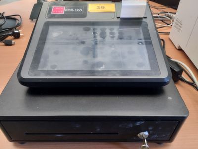 une photo d'une caisse enregistreuse posée sur un bureau