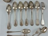 beaucoup de cuillères en argent et de cuillères à soupe sur la table