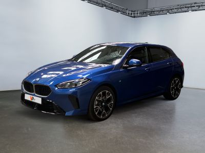 une voiture bleue garée dans un garage aux murs blancs