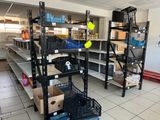 de nombreuses étagères dans le magasin, sur lesquelles sont empilées des boîtes à n'en plus finir