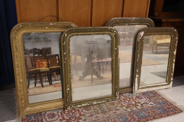 Lot de 4 anciens miroirs en bois et stuc. Certains avec manques (...