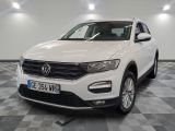La Volkswagen T-Cross blanche est garée sur un sol à damier