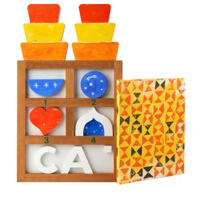 une boîte en bois contenant un jeu de tasses, une boîte contenant une boîte de tasses, une boîte contenant une boîte de tasses et une boîte contenant une boîte